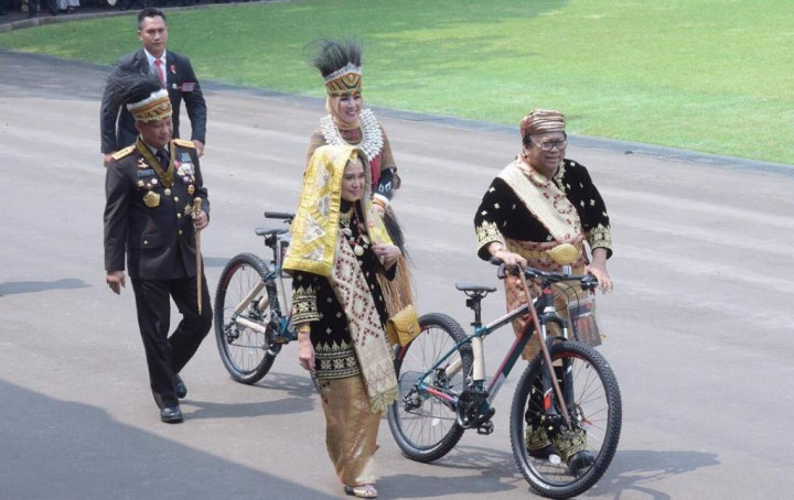 Cerita Oesman Sapta tentang Pakaian Adat yang Dikenakannya