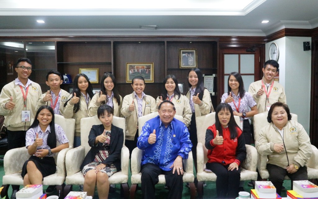 Wakil Ketua MPR EE Mangindaan bertemu dengan tim peserta Lomba Cerdas Cermat dari perwakilan Sulawesi Utara (Foto:Dok.MPR RI)