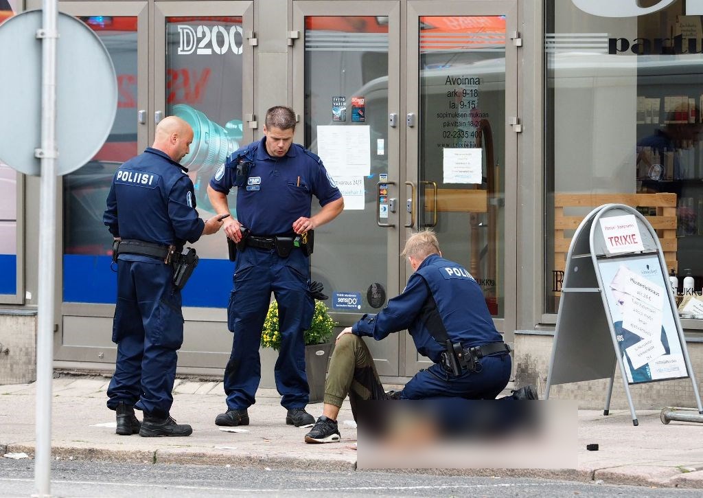 Polisi tengah menangani salah satu orang yang diduga menjadi korban penikaman di Finlandia (Foto: AFP).