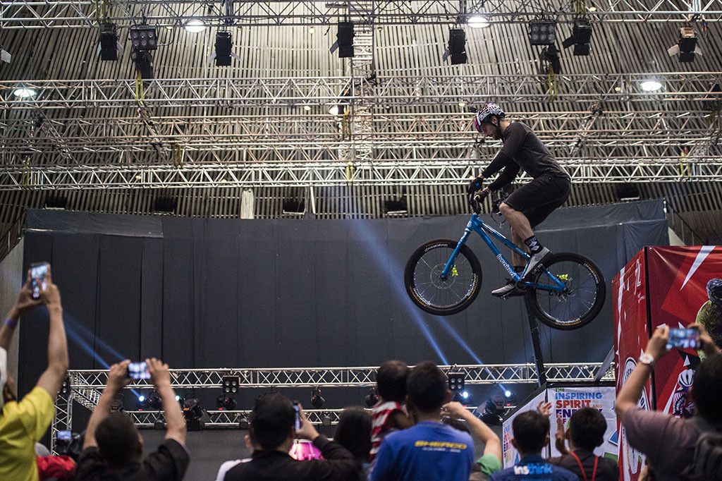 Aksi Danny MacAskill Pukau Drop and Roll Tour