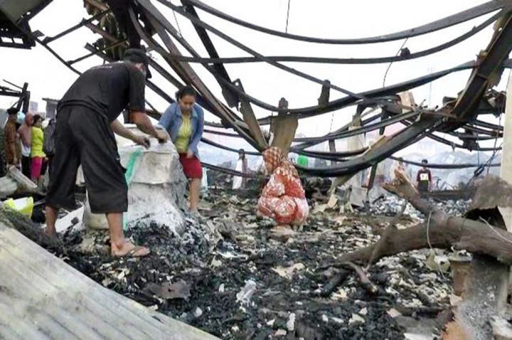 Pedagang Pasar Pagi Kaliwungu Mengais Sisa Barang yang Terbakar