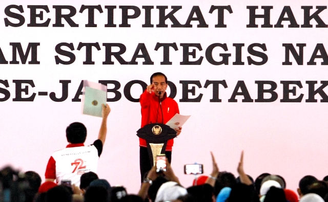 Presiden Serahkan Sertifikat Taman BMW ke Djarot