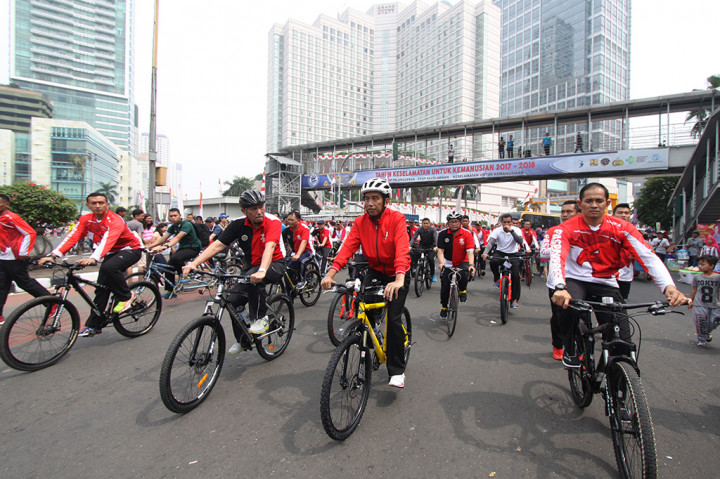 Jokowi Bersepeda untuk Bagikan Sertifikat Tanah Warga Jakarta