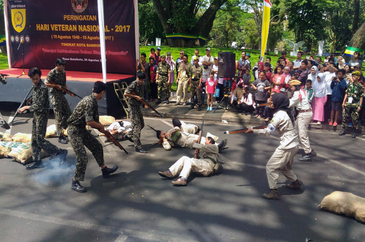 Aksi Teatrikal Warnai Puncak Peringatan Hari Veteran Nasional 2017 di Bandung
