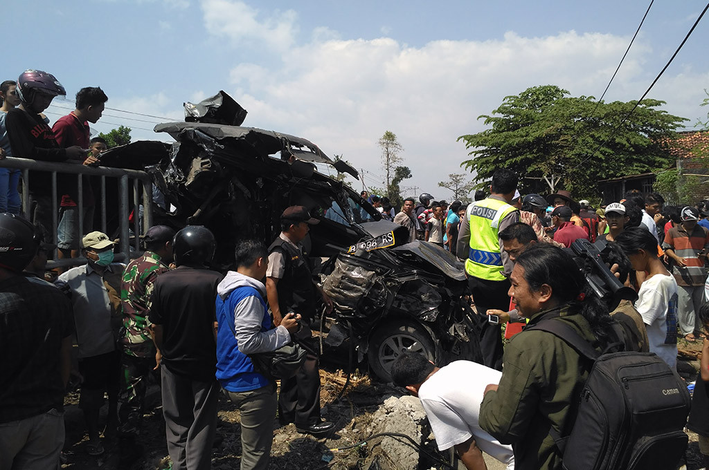 Kondisi mobil setelah tertabrak KA Kaligung jurusan Tegal-Semarang di perlintasan kereta api tanpa palang pintu di Desa Gebang, Kecamatan Gemuh, Kendal, Jawa Tengah -- MTVN/Iswahyudi