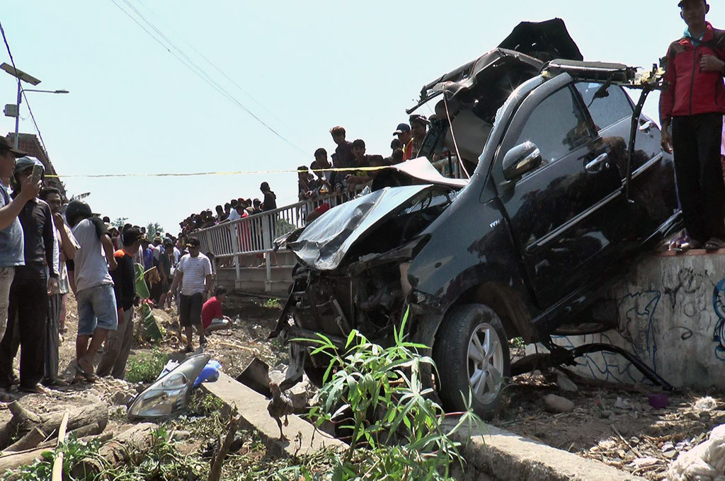 Kondisi mobil setelah tertabrak KA Kaligung jurusan Tegal-Semarang di perlintasan kereta api tanpa palang pintu di Desa Gebang, Kecamatan Gemuh, Kendal, Jawa Tengah -- MTVN/Iswahyudi