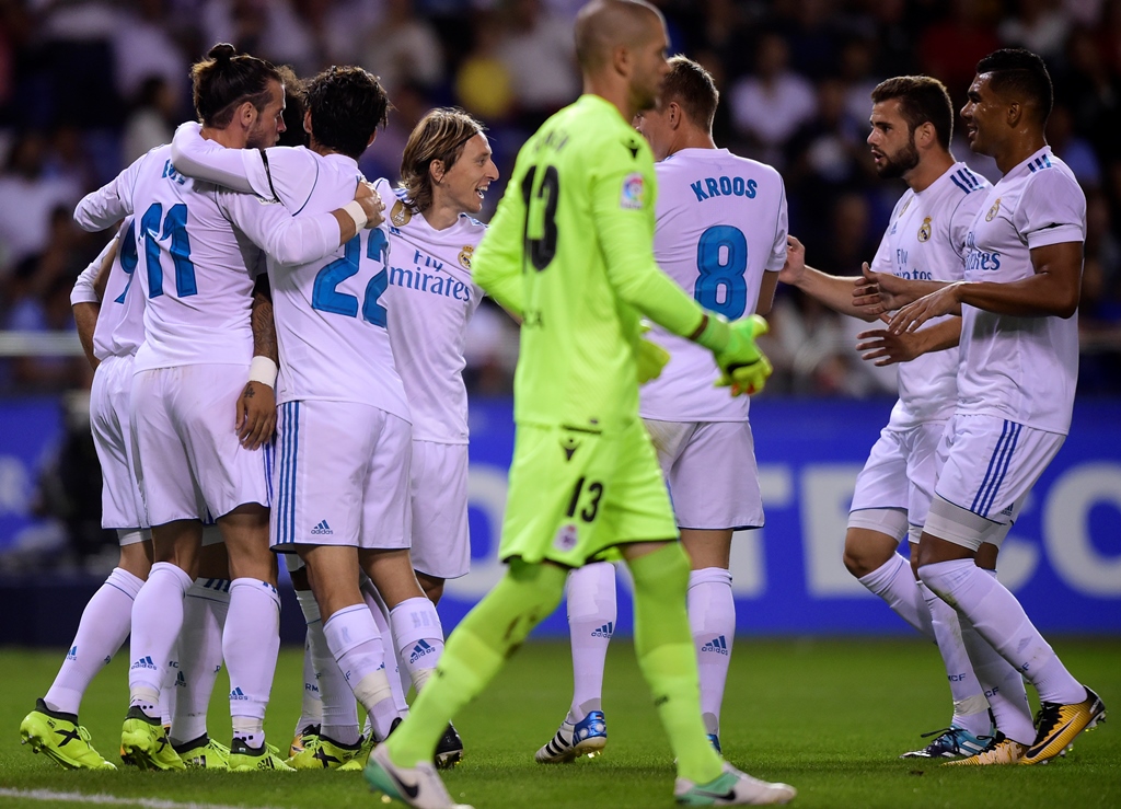Real Madrid merayakan kemenangan atas Deportivo La Coruna. (Foto: AFP/Miguel Riopa)