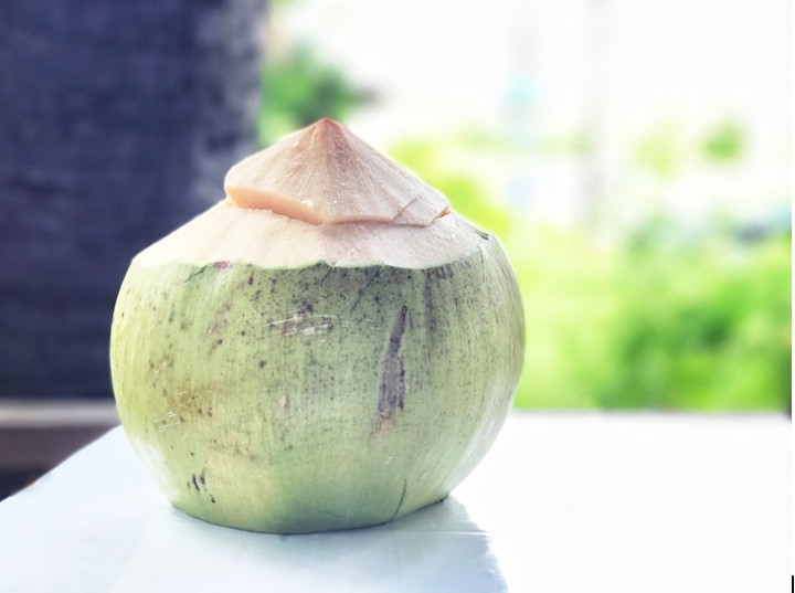 Selain Menyegarkan, Ini 8 Manfaat Air Kelapa bagi Kesehatan