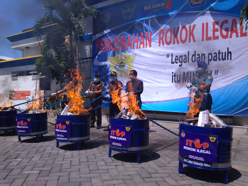 Pemusnahan rokok ilegal oleh Direktorat Jenderal Bea dan Cukai Kantor Wilayah Jatim I KPPBC Tipe Madya Pabean Juanda. (Foto-foto: Metrotvnews.com/Syaikhul Hadi)