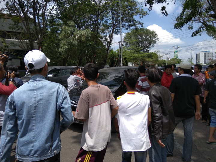 <i>Sweeping</i> Taksi Ricuh, Polisi Lepas Tembakan