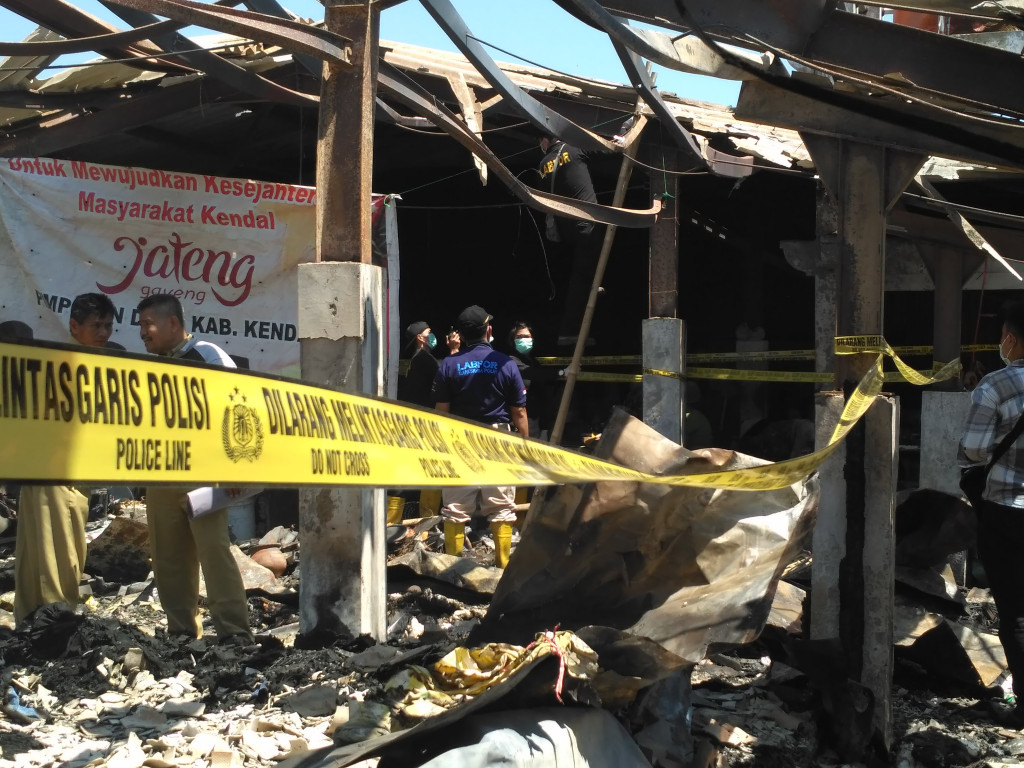 Tim Puslabfor memeriksa tempat kejadian perkara kebakaran Pasar Pagi Kaliwungu. (Metrotvnews.com/Iswahyudi)