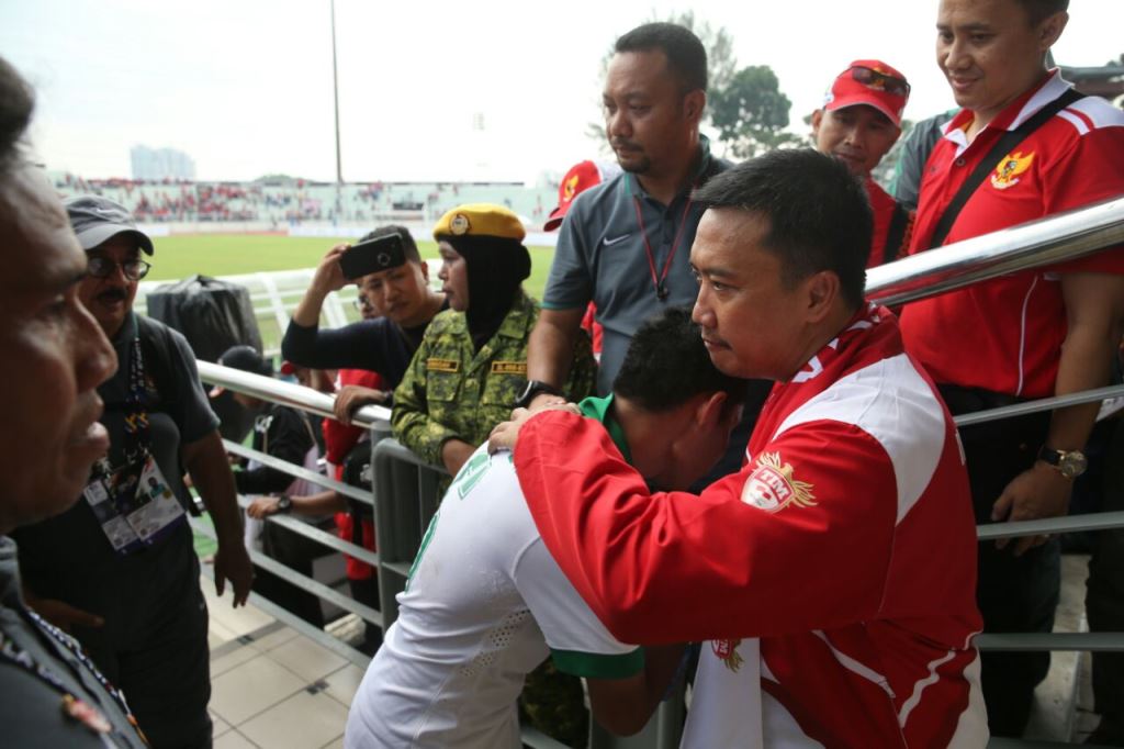 Dukungan semangat diberikan Menpora Imam Nahrawi terhadap punggawa Timnas Indonesia saat bertanding melawan Timor Leste di Stadion Majlis Perbandaran Selayang (MPS), Malaysia, Minggu (20/8) sore. (Foto: Dok. Kemenpora)