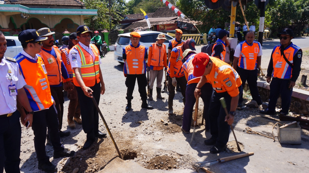 Proses penutupan perlintasan sebidang di Desa Gebang, Kecamatan Gemuh, Kabupaten Kendal, Jateng. (Metrotvnews.com/Iswahyudi)