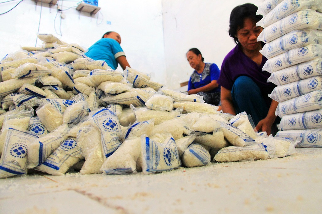 Pekerja membungkus kemasan garam di Bandar Lampung, Ant - Ardiansyah