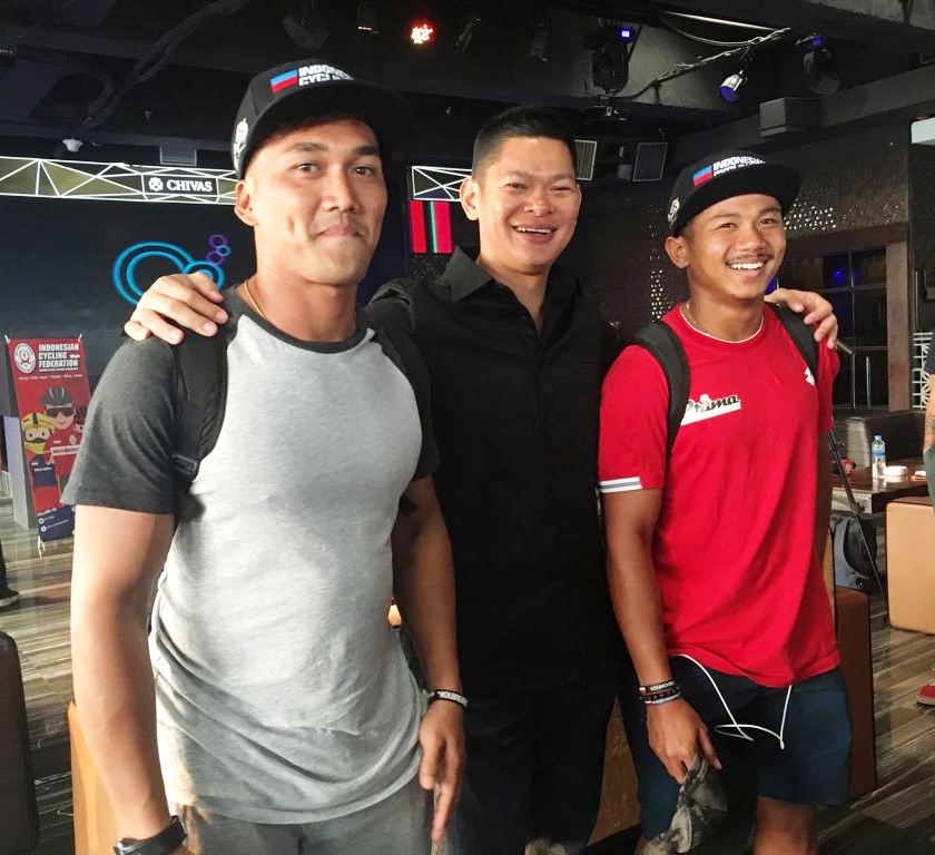 Raja Sapta Oktohari (tengah) saat melepas keberangkatan dua atlet sepeda BMX menuju SEA Games 2017-MTVN/Rendy