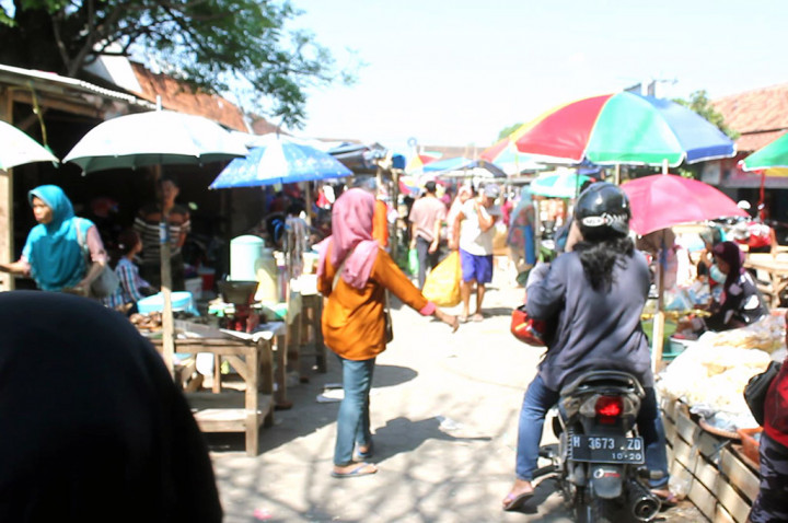 Pedagang Pasar Pagi Kaliwungu Mulai Berjualan dengan Lapak Darurat