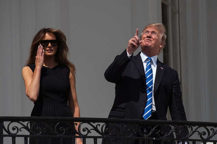 Saat Trump Melihat Gerhana Matahari dengan Mata Telanjang