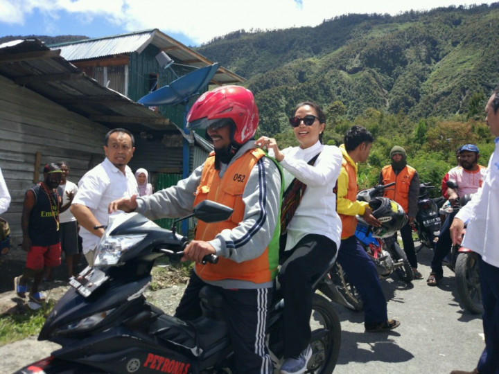 Naik Ojek dan Belanja di Pasar, Menteri Rini Bikin Patwal Kewalahan
