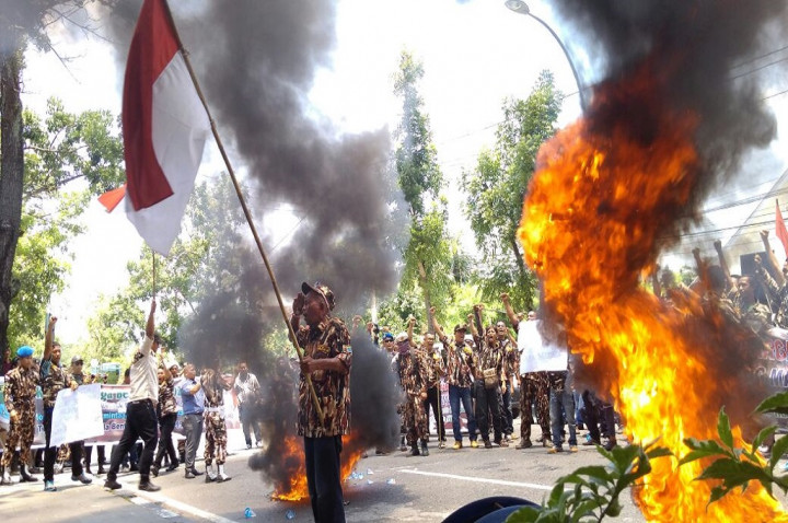 Bendera Merah Putih Dipasang di Depan Kantor Konjen Malaysia