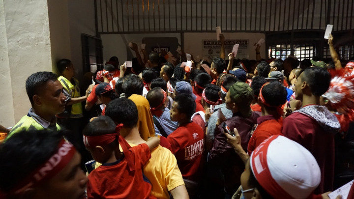 Dipersulit Masuk Stadion, Suporter Indonesia Bersitegang dengan Petugas Keamanan Malaysia