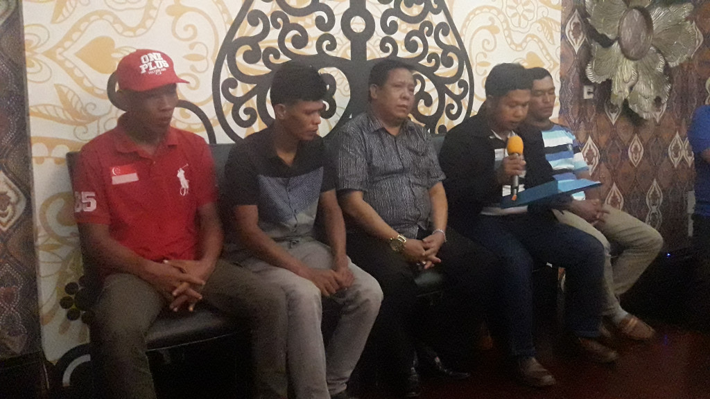 (Kiri ke kanan) M. Rusliansyah, Dedy Nuryadi, Yudiswan, Irwansyah Siregar, Doni Y Siregar yang menjadi korban kasus kekerasan Novel Baswedan mempertanyakan kasus mereka yang tak pernah selesai. Foto: MTVN/Deny Irwanto