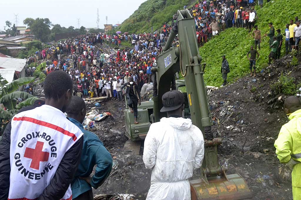 Tempat Pembuangan Sampah Runtuh, 8 Orang Tewas