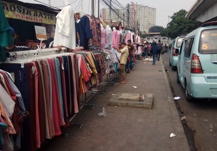 PKL dan Satpol PP Kucing-kucingan di Tanah Abang