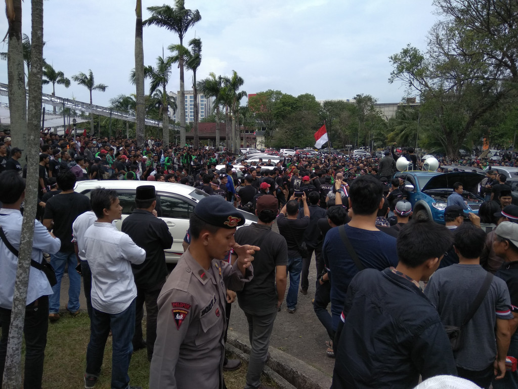 Ribuan anggota taksi online saat berunjuk rasa di DPRD Sumsel. --MTVN/Alwi--