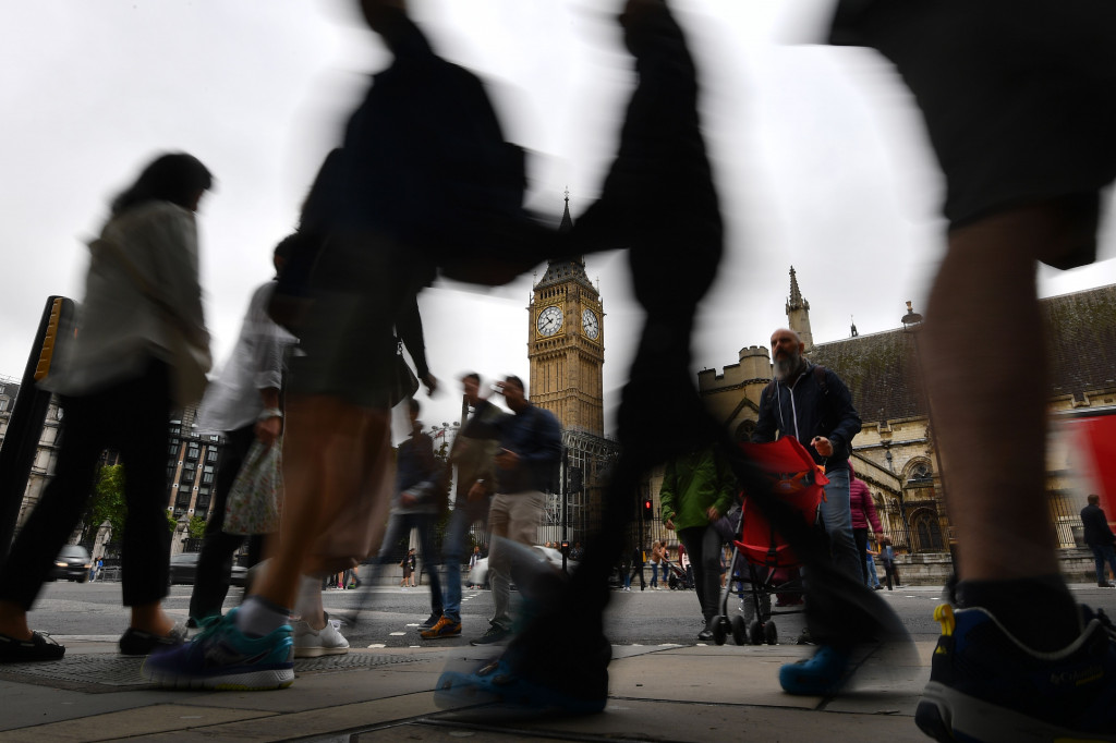 Pejalan kaki berjalan melalui Parliament Square di London (AFP/Ben Stansall)