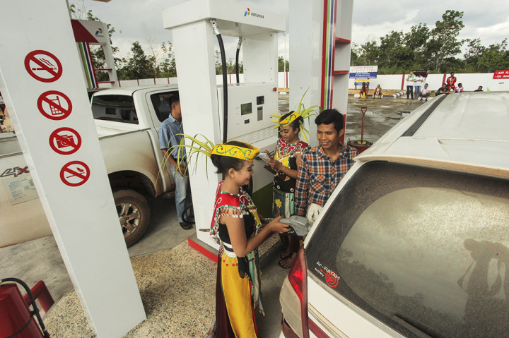 Unik, Petugas Pakai Baju Adat Dayak saat Peresmian SPBU Modular