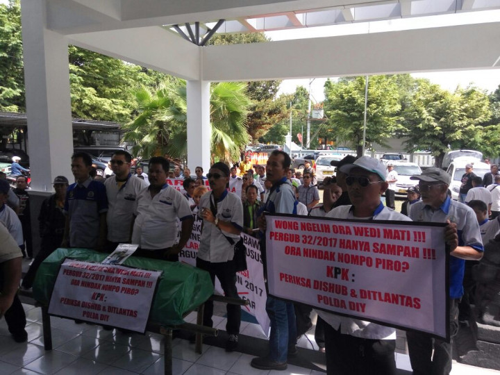 Yogya Tetap Pakai Aturan Lama Taksi <i>Online</i>