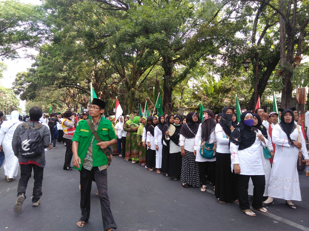 Puluhan ribu warga NU turun ke jalan menolak lima hari sekolah, Kamis, 24 Agustus 2017. (Metrotvnews.com/Pythag Kurniati)