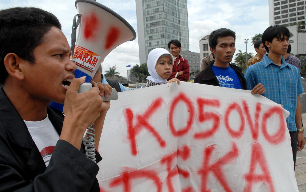 Aksi mendesak Pemerintah RI untuk secara resmi mengakui kemerdekaan Kosovo. Antara Foto/Fanny Octavianus/ama/08.