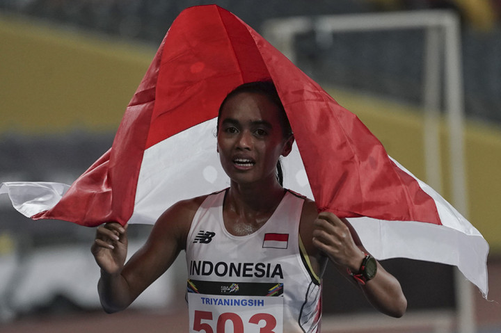 Triyaningsih Sabet Emas Lari 10 Km