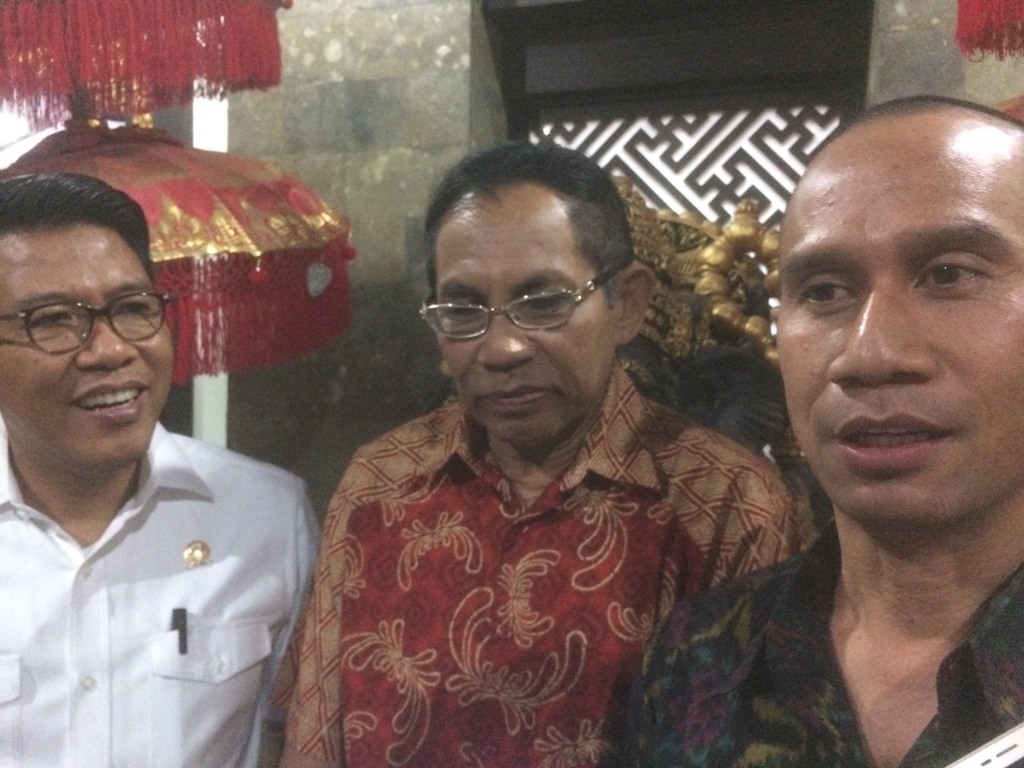 Pemilik toko oleh-oleh terbesar di Bali, Krisna, Gusti Ngurah Anom (paling kanan). (FOTO: MTVN/Raiza Andini)