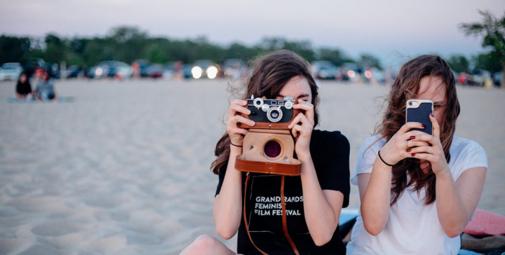 Studi: Memiliki Teman Dekat Lebih Membahagiakan daripada Menjadi Terkenal