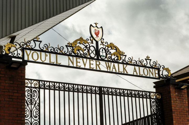 1982: YNWA Hiasi Gerbang Stadion Anfield