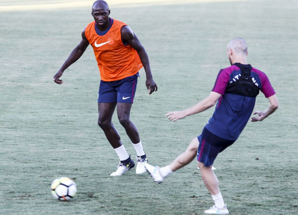 Eliaquim Mangala (kiri) (AFP PHOTO / RINGO CHIU)