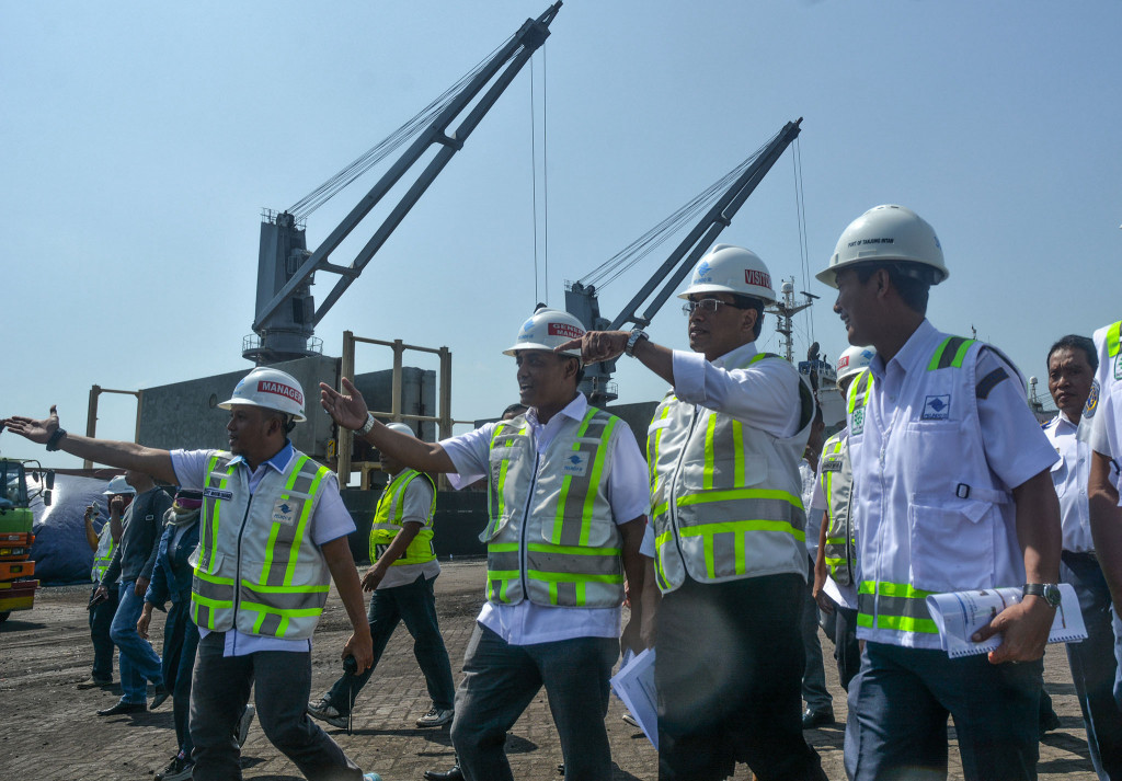 Menteri Perhubungan Budi Karya berkunjung ke Pelabuhan Tanjung Intan, Cilacap, Jawa Tengah, Minggu (6/8/2017). Foto: MI/Liliek Dharmawan
