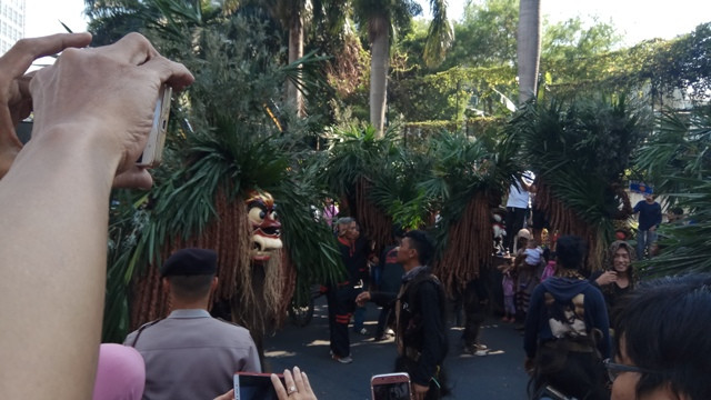 Ribuan Warga Sambut ASEAN Parade di CFD Thamrin