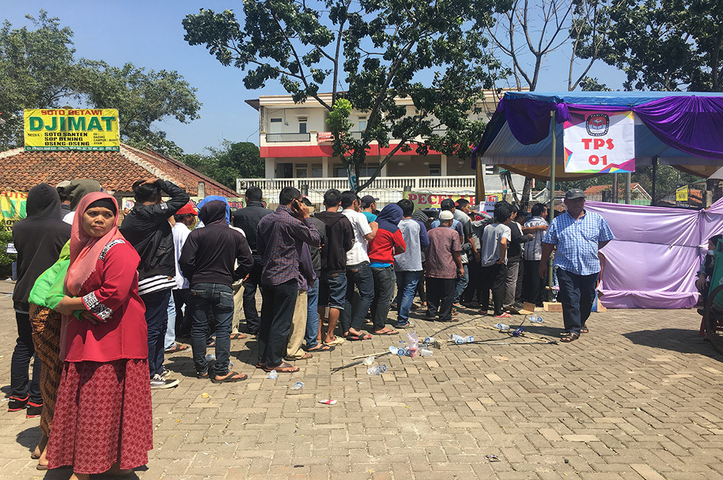 Suasana di  TPS 01 Desa Sampora, Kecamatan Cisauk, Kabupaten Tangerang, Banten -- MTVN/Farhan Dwitama