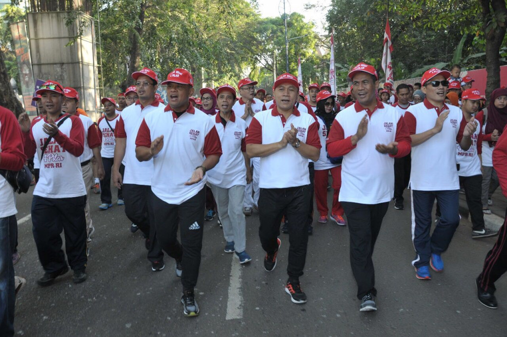 Zulkifli Hasan, Jenderal Gatot Nurmantyo, dan Amran Sulaiman bersama ribuan peserta jalan sehat Empat Pilar MPR. foto: dok MPR