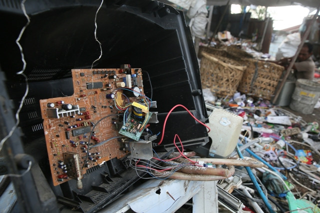 Warga Bekasi Olah sampah Jadi <i>Power Bank</i>