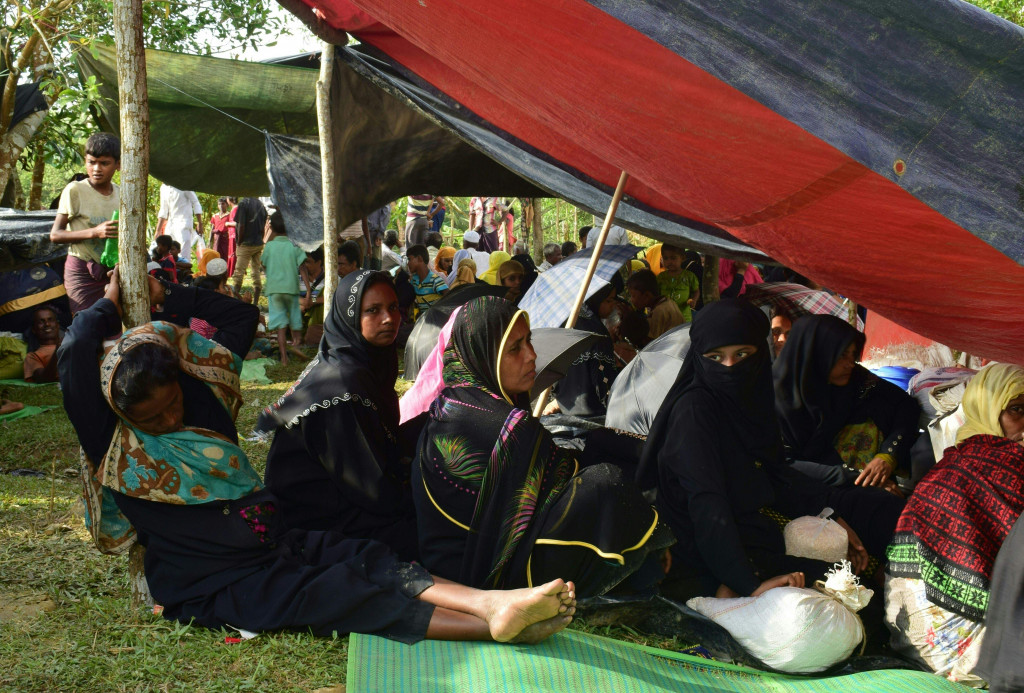 Fleeing Rohingya refugees rest under a makeshift shelter near Ukhiya on the Bangladesh border on August 27, 2017. (Photo:AFP/Sam Jahan)