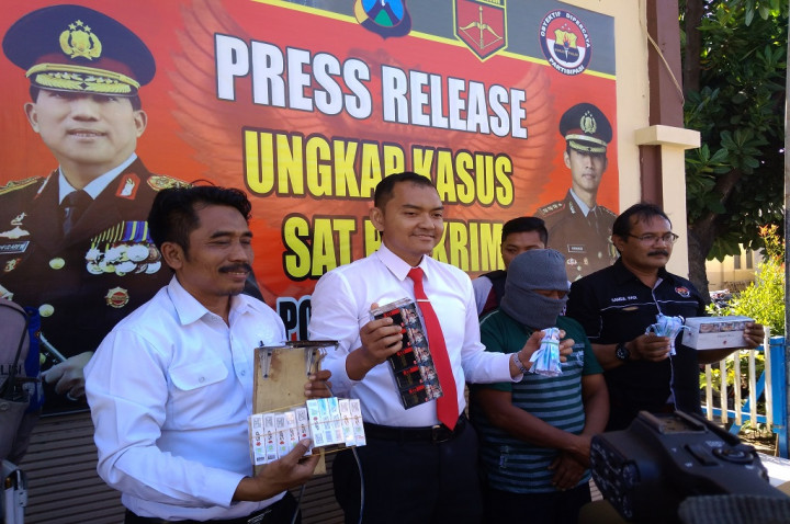 Pabrik Pengepakan Rokok dengan Pita Cukai Palsu Digerebek