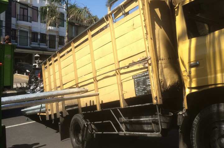 Pipa Besi Berserakan, Lalu Lintas di Bypass Ngurah Rai Macet