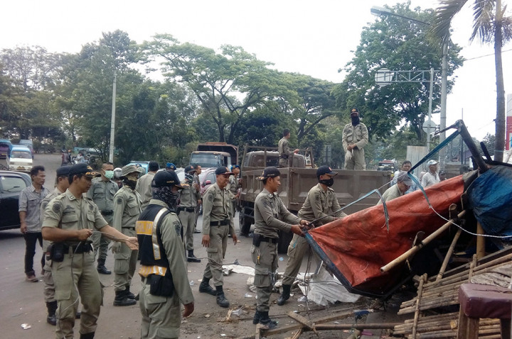 Puluhan Kios Liar di Serang Ditertibkan