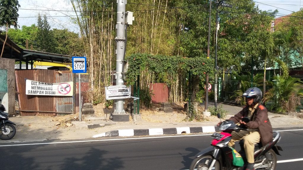 Sebuah menara telekomunikasi telah disegel namun mesinnya masih beroperasi. (MTVN-Ahmad Mustaqim)