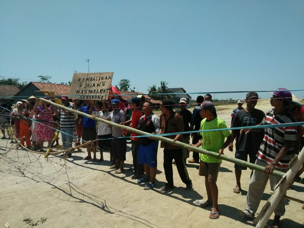 Warga Desa Jatirawa, Kecamatan Tarub, Kabupaten Tegal, Jawa Tengah, melakukan unjuk rasa di tengah proyek jalan tol Trans Jawa seksi III dan IV. (Metrotvnews.com/Kuntoro Tayubi)
