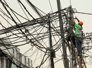 Djarot Bakal Tertibkan Tiang Ilegal